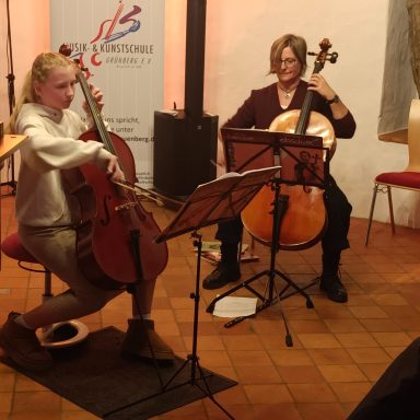 Tamara Tamme mit Cello Schülerin Tamara Tamme mit Cello Schülerin