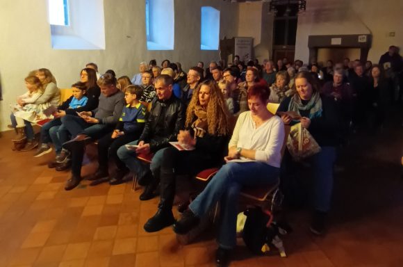 Publikum im Barfüßerkloster Gut gefüllter Saal im Barfüßerkloster