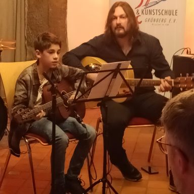 Constantin Koch mit Gitarrenschüler Constantin Koch mit Gitarrenschüler