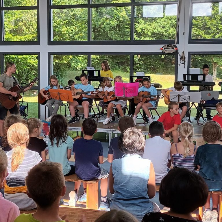 Abschlussaufführung in der Turnhalle