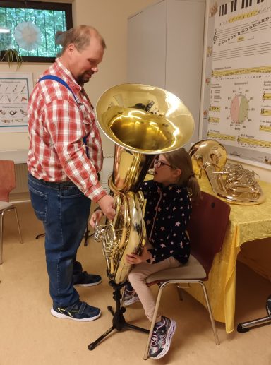 Große Tuba, kleines Mädchen