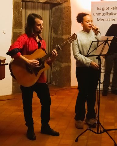 Bastian Zielinski begleitet Gesangsschülerin mit der Gitarre Bastian Zielinski begleitet Gesangsschülerin mit der Gitarre